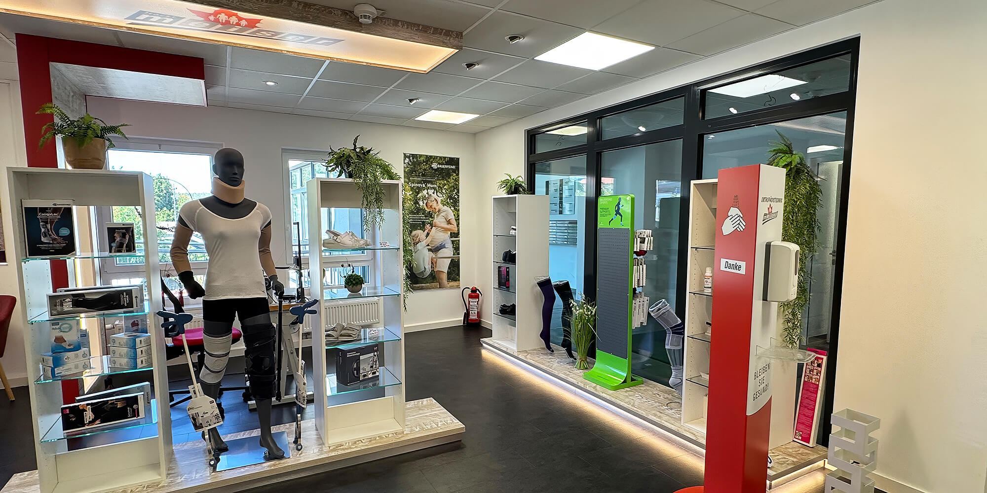 Ausstellungsbereich mit orthopädischen Hilfsmitteln, Schaufenstern und einer Schaufensterpuppe mit Beinorthese